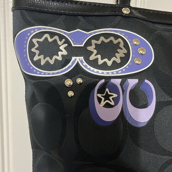 Coach Daisy Pop Optic Tote Bag
H1176 F17587 Black Signature
Appliqué - Picture 5 of 16